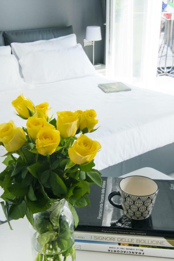 La Quadra Suites - Central Apartments In Iseo With Daily Housekeeping Eksteriør billede